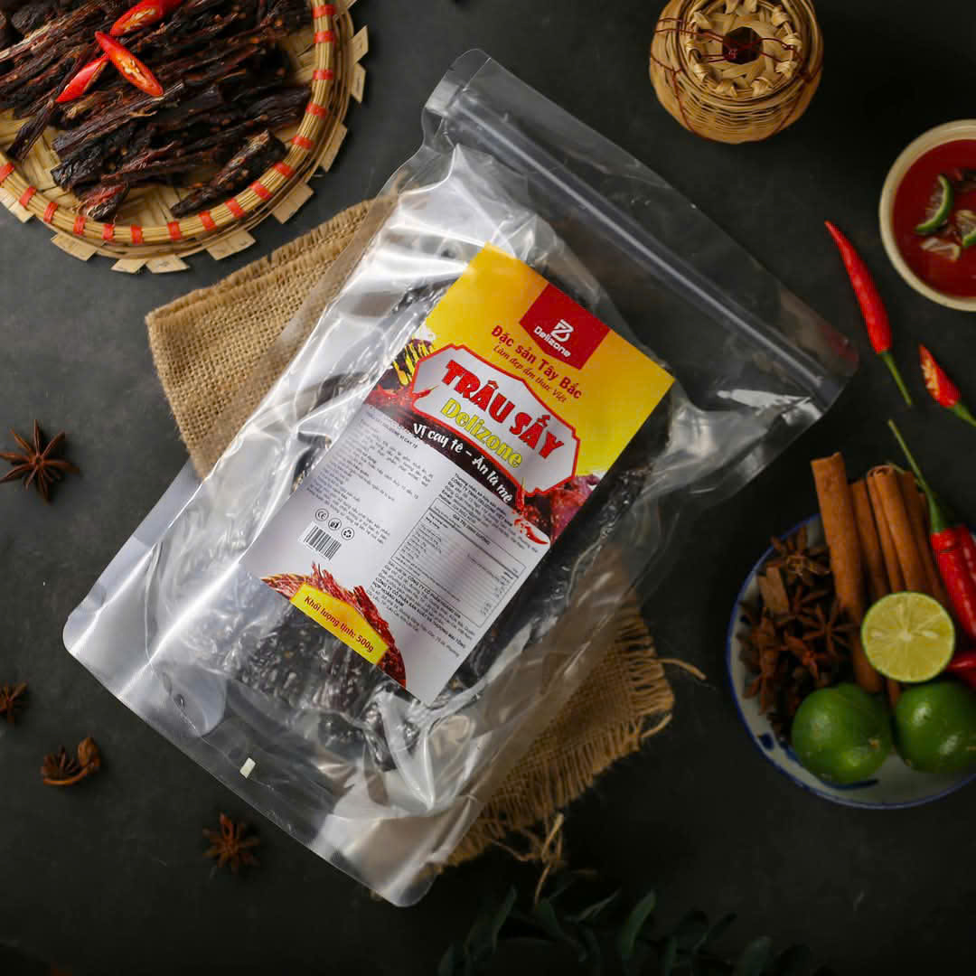 Nhà cung cấp Delizone Việt Nam: Thịt trâu sấy tây bắc, Thịt trây sấy ăn liền, Thịt trâu nguyên miếng tây bắc, Thịt trâu Delizone vị cay, Thịt trâu 30g, thịt trâu sấy 60g, Tai heo ăn liền Delizone, Tai heo giòn Thịt Trâu Sấy Tây Bắc 200g Delizone – Cay Tê Đậm Vị 1