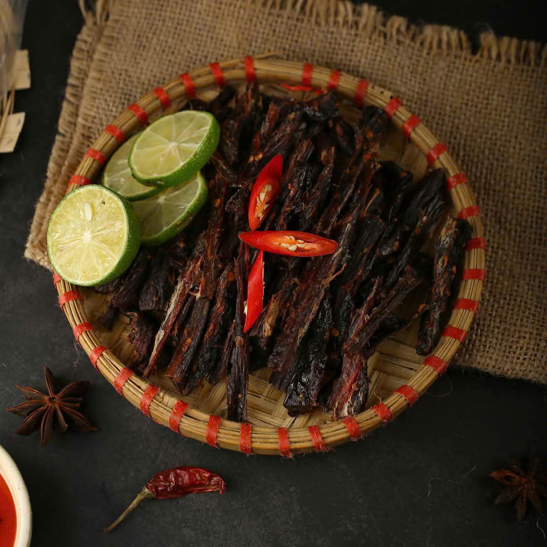 Nhà cung cấp Delizone Việt Nam: Thịt trâu sấy tây bắc, Thịt trây sấy ăn liền, Thịt trâu nguyên miếng tây bắc, Thịt trâu Delizone vị cay, Thịt trâu 30g, thịt trâu sấy 60g, Tai heo ăn liền Delizone, Tai heo giòn Thịt Trâu Sấy Tây Bắc 200g Delizone – Cay Tê Đậm Vị 5