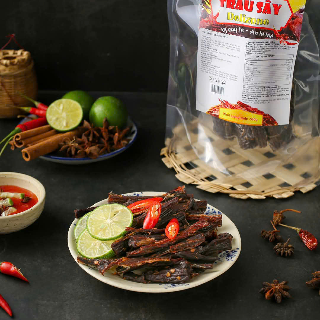 Nhà cung cấp Delizone Việt Nam: Thịt trâu sấy tây bắc, Thịt trây sấy ăn liền, Thịt trâu nguyên miếng tây bắc, Thịt trâu Delizone vị cay, Thịt trâu 30g, thịt trâu sấy 60g, Tai heo ăn liền Delizone, Tai heo giòn Thịt Trâu Sấy Tây Bắc 200g Delizone – Cay Tê Đậm Vị 3